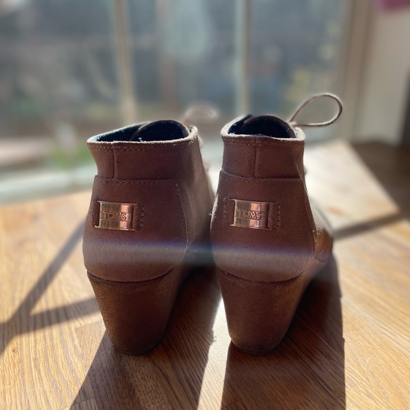 TOMS Wedge Ankle Boot: Light Grey w/laces. Sz 7.5 - Picture 5 of 5